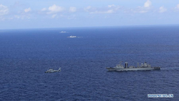 The 17th Chinese escort naval fleet heading for the Gulf of Aden and the waters off Somalia conduct search operation on April 1, 2014. (Xinhua/Ding Yubao)