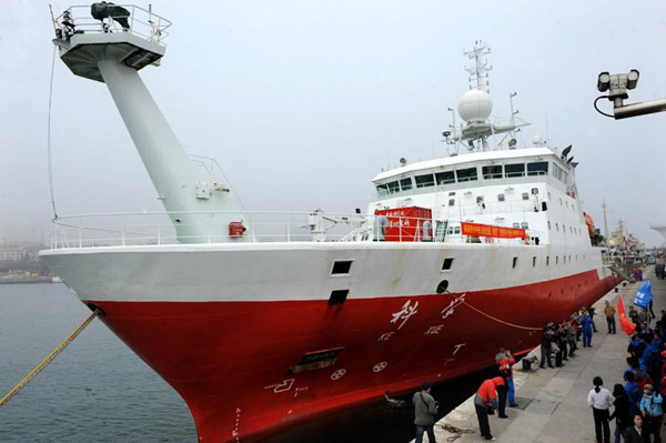 China's most advanced research vessel, named Kexue (Science), leaves for the western reaches of the Pacific on Tuesday from the eastern port city of Qingdao, beginning its first ocean expedition. [Photo/Xinhua]