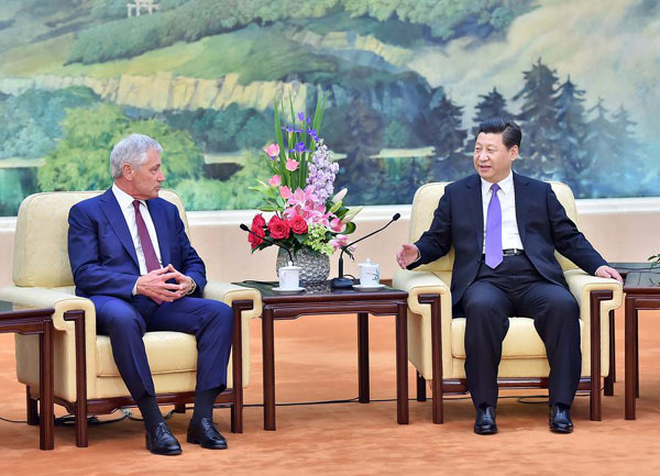 President Xi Jinping (R) talks with US Defense Secretary Chuck Hagel in Beijing on Wednesday. [Photo/Xinhua]