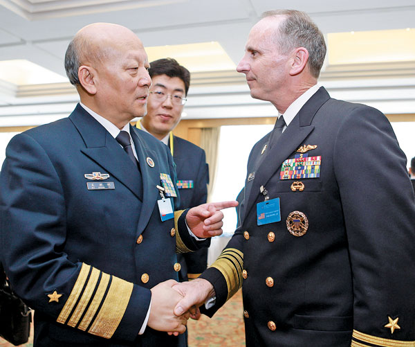 Wu Shengli, commander of the PLA navy, chats with Jonathan Greenert, the US navys chief of naval operations, on the sidelines of the Western Pacifi c Naval Symposium in Qingdao, Shandong province, on Tuesday.[Photo by Feng Yongbin / China Daily]