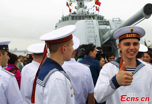 Russian soldiers visit the Zhengzhou missile destroyer of the Chinese People's Liberation Army (PLA) Navy in Shanghai on Monday, May 19, 2014. [Photo/China News Service]