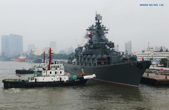 Russia's Varyag missile cruiser leaves a military harbor in Shanghai, east China, May 22, 2014. Naval ships from China and Russia left Shanghai for the East China Sea to take part in the Joint Sea-2014 exercise on Thursday. (Xinhua/Zha Chunming) 