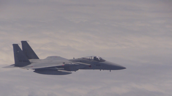Japanese F-15 jet fighter tails a Tu-154 plane (not in the picture) of China over the East China Sea on Wednesday. [Photo / website of the Ministry of National Defense)