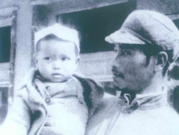Hong Shui (aka Nguyen Son) with his first son Chen Hanfeng in 1945, the year he left for his native Vietnam at the invitation of President Ho Chi Minh. [Photo provided to China Daily]