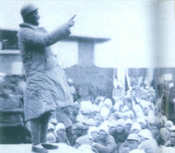 Hong Shui calls on his audience to rise up and fi ght the Japanese during a speech in 1938. [Photo provided to China Daily] 