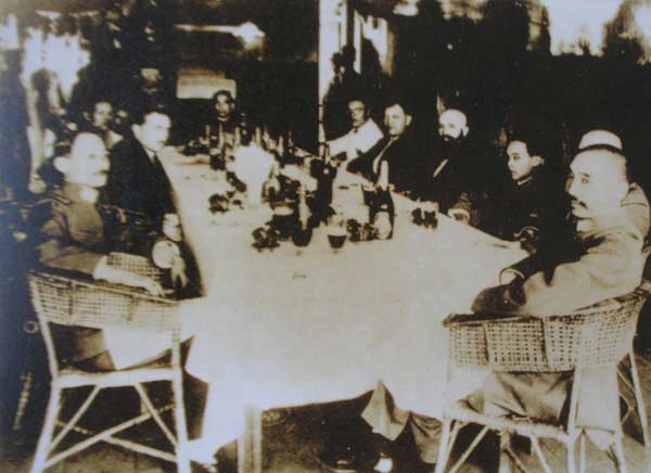 Sun Yat-sen, renowned revolutionary and founder of the Whampoa Military Academy, dines with military advisers from the former Soviet Union, many of whom taught at Whampoa between 1924 and 1926. [Photo provided to China Daily] 