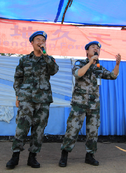 Members of the Chinese peacekeeping medical detachment are singing at the celebration. (Chinamil.com.cn/ Wang Dongning)
