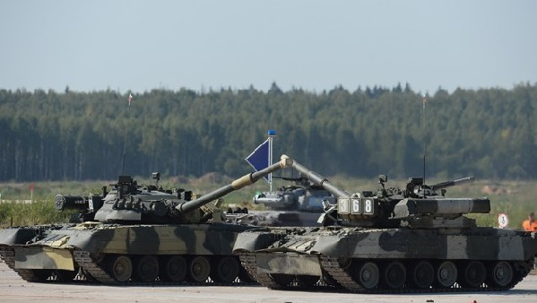 he picture shows the organizer presents a ��tank ballet�� performance for spectators at the Alabino Firing Range in Moscow, Russia on August 4, 2014. (Xinhua /Jia Yuchen)