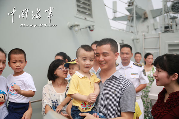 he picture shows Xiamen citizens visit frigate Quanzhou on August 10, 2014. (Photo by Zhou Daoxian)
