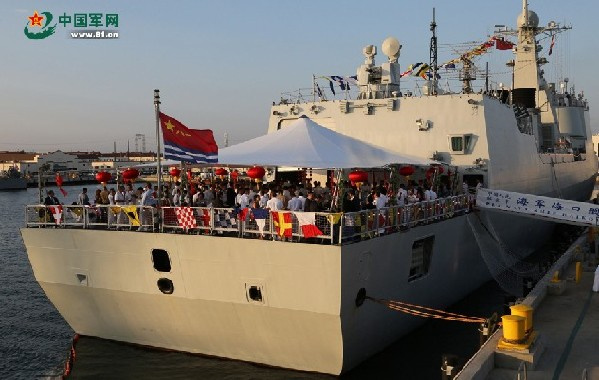 The photo shows the scene of a deck reception held on the guided missile destroyer Haikou of the visiting taskforce of the Navy of the Chinese PLA at the Naval Base San Diego of the US on the afternoon of August 11, 2014.