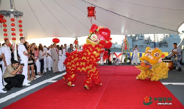 The photo shows the officers and men of the visiting taskforce of the PLA Navy are giving a traditional Chinese lion dance at the reception. (Chinamil.com.cn/Shao Longfei)