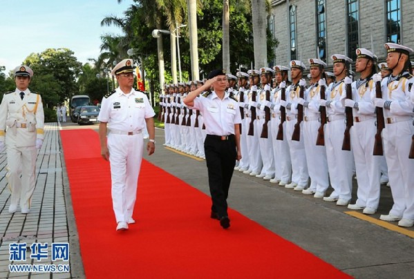 Jiang Weilie (front left), commander of the South China Sea Fleet of the People's Liberation Army Navy (PLAN), accompanies Rear Admiral Lai Chung Han (front right), chief of Singaporean Navy, to inspect the guard of honor on September 1, 2014 . (Xihua/Jiang Xiaowei)
