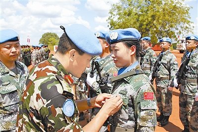 The picture shows the deputy chief of the general staff of the United Nations Mission in South Sudan (UNMISS) presenting awards to the Chinese peacekeepers. (Chinamil.com.cn/Shen Yujie)