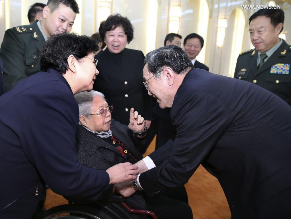 Yu Zhengsheng (R front), chairman of the National Committee of the CPPCC, meets with family members of Yang Chengwu, a renowned military leader in the country's revolutionary times, before a gathering marking the 100th anniversary of Yang's birth, in Beijing, Oct 27, 2014. (Xinhua/Pang Xinglei)