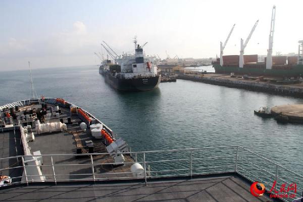 The amphibious dock landing ship Changbaishanof the 18th escort taskforce of the Chinese Peoples Liberation Army Navy (PLAN) is docking at the Port of Djibouti for the third round of in-port rest and replenishment. (People's Daily/Sun Haichao)