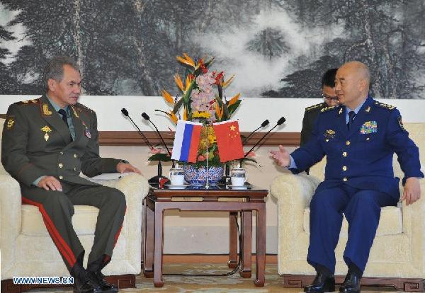 Xu Qiliang (R), vice-chairman of China's Central Military Commission, meets with Russian Defense Minister Sergei Shoigu (L) in Beijing, capital of China, Nov. 19, 2014. (Xinhua/Gao Jie)