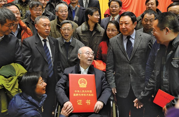 Nuclear physicist Yu Min is congratulated in Beijing on Friday after landing Chinas top science award. Yu, 89, has played a crucial role in the countrys nuclear weapons design. ZHOU WEIHAI / FOR CHINA DAILY