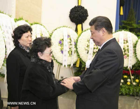 Chinese President Xi Jinping (R) extends condolences to relatives of Zhang Wannian, former vice chairman of the Central Military Commission, at Babaoshan Revolutionary Cemetery in Beijing, capital of China, Jan. 22, 2015. The body of Zhang Wannian was cremated on Thursday. Chinese President Xi Jinping, top legislator Zhang Dejiang, and senior leaders Yu Zhengsheng, Liu Yunshan, Wang Qishan and Zhang Gaoli attended Zhang's funeral. (Xinhua/Ma Zhancheng) 