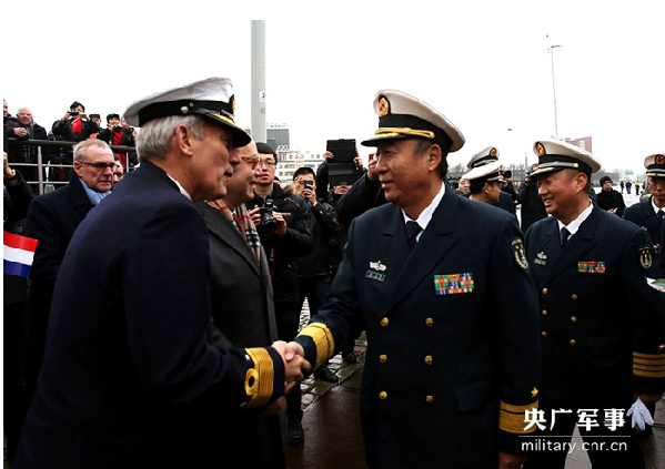 Rear Adm. Zhang Chuanshu, commanding officer of the 18th Chinese naval escort taskforce and deputy chief of staff of the South China Sea Fleet of the PLAN, is shaking hands with Rear Adm. Ben Burkeling, deputy commander of the RNN, on the morning of January 26, 2015. (Chinamil.com.cn/Xiao Yong)