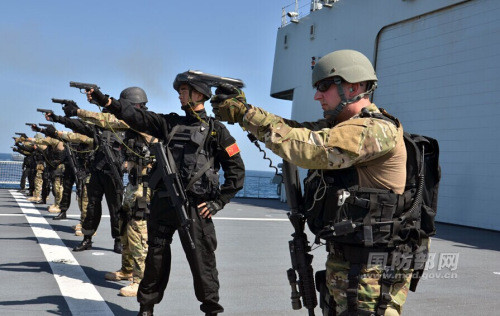 The picture shows a scene of the special operations members of the two sides in a pistol firing drill during the exchange. (Photo by Sun Haichao)
