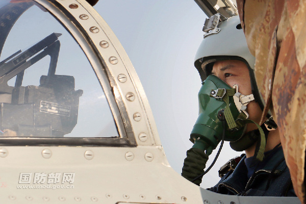 File photo: A pilot of the J-10 fighter was in position during a confrontation training on December 8, 2014.