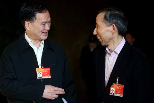 At the CPPCC session on Tuesday, Major General Qian Lihua (left) speaks with adviser Long Yuxiang of China International Culture Communication Center. (Photo: China Daily/Zou Hong)