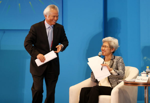 Wu Shicun, president of the National Institute for South China Sea Studies, and Fu Ying, chairwoman of the National People's Congress Foreign Affairs Committee, join a panel discussion about progress in executing the Declaration on the Conduct of Parties in the South China Sea at the 2015 Boao Forum for Asia in Hainan province on Sunday. (Photo: Wu Zhiyi/China Daily) 