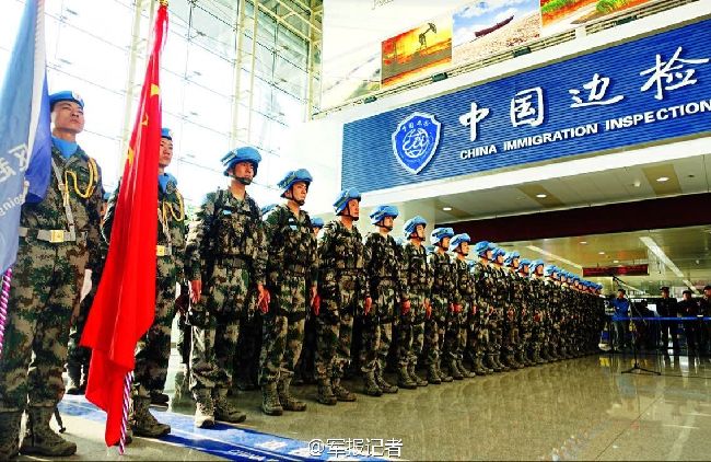 The picture shows a scene of the departure ceremony for Chinese peacekeepers. The last echelon of the first Chinese peacekeeping infantry battalion consisting of 130 officers and soldiers set out for South Sudan from the Yaoqiang Airport in Jinan, Chinas Shandong province, on April 7, 2015.(Chinamil.com.cn/ Luo Zheng)