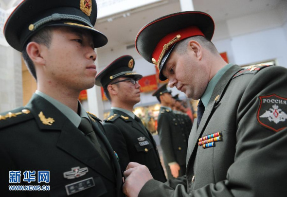 Chinese guards of honor are awarded medals on Wednesday by the Russian Defense Ministry to commemorate their participation in the upcoming Victory Day parade. (Photo/Xinhua)