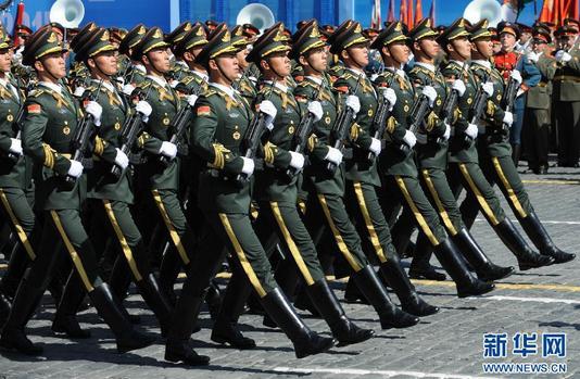 The guards of honor of China's People's Liberation Army (PLA) march during a rehearsal for the Victory Day parade in Red Square in Moscow, Russia May 7, 2015. The Chinese servicemen walk 116 steps per minute at 75 centimeters per step, according to sources. They led the rehearsal of servicemen from 10 countries. (Photo/Xinhua)