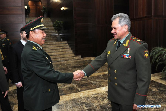 Vice Chairman of China's Central Military Commission Fan Changlong (L) shakes hands with Russian Defense Minister Sergei Shoigu in Moscow, Russia, May 10, 2015. (Xinhua/Dai Tianfang)