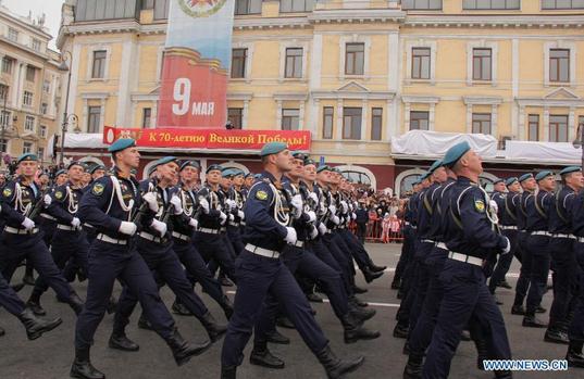 Russian soldiers take part in the military parade marking the 70th anniversary of the victory in the Great Patriotic War, in Vladivostok, Russia, May 9, 2015. (Xinhua/Zhu Yushu)