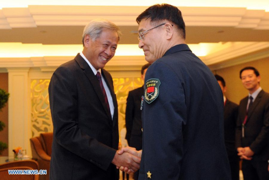 Admiral Sun Jianguo (R), vice chief of staff of China's People's Liberation Army (PLA), meets with Ng Eng Hen, Singapore's Defense Minister, on the sidelines of the 14th Shangri-La Dialogue in Singapore, on May 29, 2015. (Xinhua/Then Chih Wey)