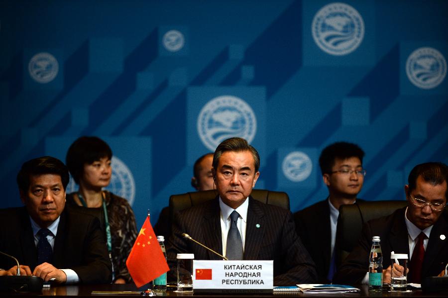 Chinese Foreign Minister Wang Yi (C) attends a Shanghai Cooperation Organization (SCO) meeting on regional security and stability in Moscow, Russia, June 4, 2015. (Photo: Xinhua/Jia Yuchen)