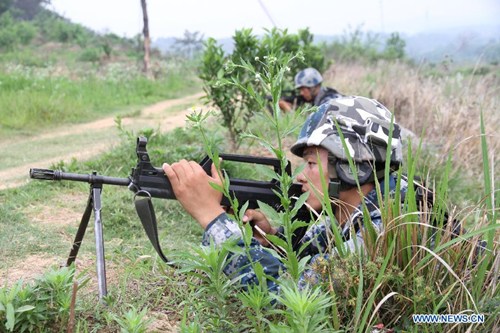 File photo shows soldiers of the Chinese Air Force special airborne operation troop attending a drill on May 25, 2015. A special airborne operation troop of the Chinese Air Force left for Belarus on June 15, 2015 to take part in the China-Belarus Dashing Eagle 2015 counter-terrorism exercise, to end on June 27. (Xinhua/Huang Hui) 