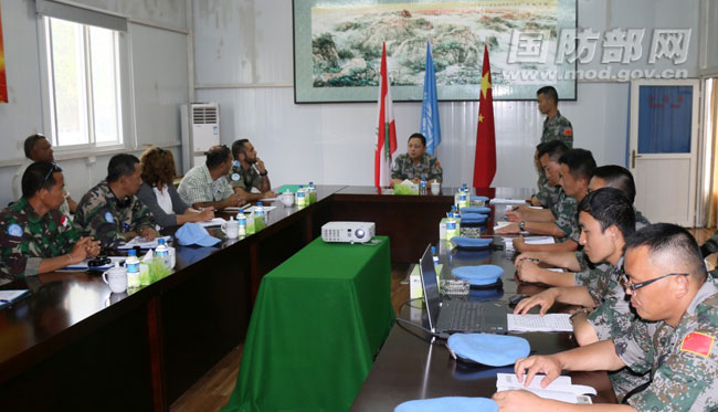 Lt. Col.Sun Zhi (middle), commander of the 14th Chinese peacekeeping force to Lebanon, holds talks with an evaluation group from the UNIFIL. The headquarters of the United Nations Interim Force In Lebanon (UNIFIL) conducted a security evaluation for the 14th Chinese peacekeeping multifunctional engineering contingent to Lebanon on June 26, 2015, so as to ascertain the peacekeepers' capability of security protection and self-defense. (Photo by Ye Yangping)