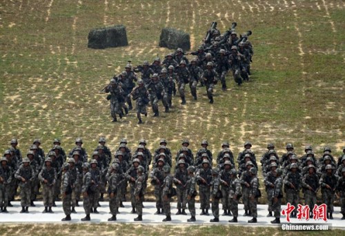 The People's Liberation Army (PLA) Hong Kong Garrison started a live-fire exercise in Hong Kong suburb on Saturday, July 4, 2015, the first of its kind since 1997 that local residents are invited to observe. (Photo/chinanews.com)