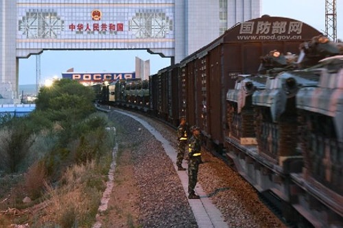 The first special train carrying hardware of the PLA delegation to participate in the Russia International Military Games 2015 pulls out of the Manchuria Pass and entered the Russian territory on July 7. (Photo: mod.gov.cn/Wu Sulin)