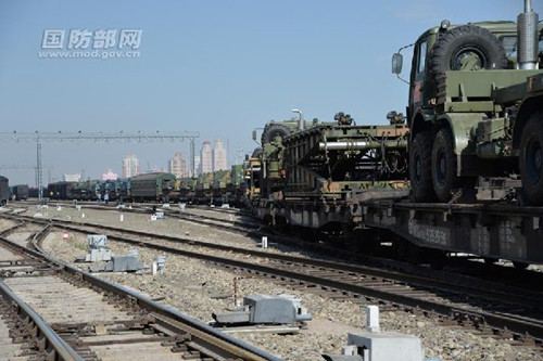 The hardware of the PLA delegation to participate in the Russia International Military Games 2015 waits in the Manchuria railway hub on the China-Russia border for regrouping according to different destinations on July 7, 2015. (Photo: mod.gov.cn/Wu Sulin)