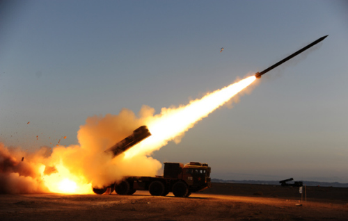 PLA's first-rate artillery force boasts high accuracy A new type of long-range multiple rocket launcher is used during training by a rocket artillery battalion under the People's Liberation Army Ji'nan Military Command. (China Daily/Yang Guangchui)