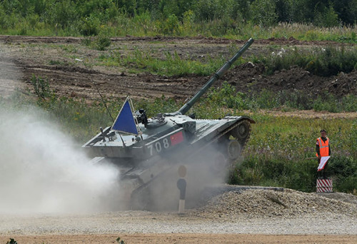 A People's Liberation Army tank takes part in the Tank Biathlon championship, which ended on Saturday at the Alabino training range in Moscow. The PLA team was runner-up to the Russian team in the event. (Wu Sulin/Xinhua)