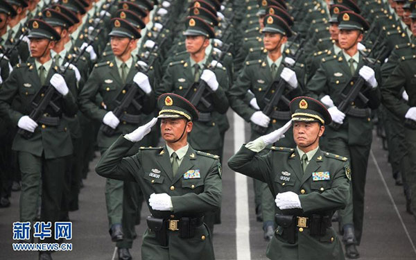 Major General Cheng Xiangwen (Left) and Major General Zhu Yunxuan (right) salute during a session with soldiers from their marching unit on July 22, 2015. They are preparing for the Sept 3 military parade to mark the 70th anniversary of victory in the War of Resistance Against Japanese Aggression. (Photo/mod.gov.cn)