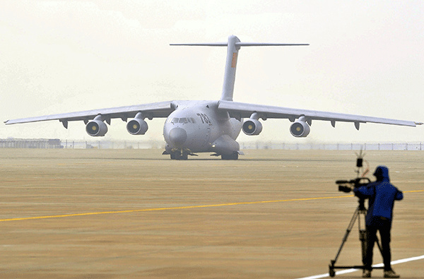 The Y-20 strategic transport aircraft, China's first domestically developed heavy-lift transport plane, is shown at the 10th China International Aviation and Aerospace Exhibition in Zhuhai, Guangdong province, in November last year.(Photo/Xinhua)