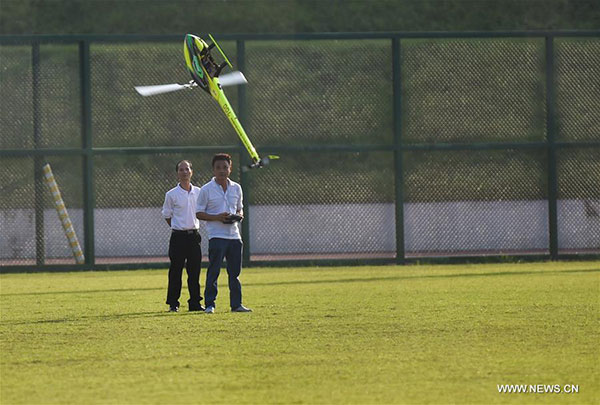 Members of an exhibitor demostrate a drone at the China Hi-tech Fair in Shenzhen, South China's Guangdong province, Nov 18, 2015. Drones displayed by various manufacturers attracted many visitors at this year's hi-tech fair. (Photo/Xinhua)