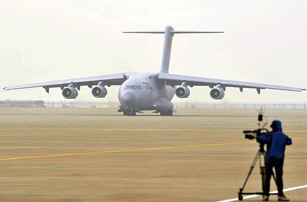 The Y-20 strategic transport aircraft, China's first domestically developed heavy-lift transport plane, is shown at the 10th China International Aviation and Aerospace Exhibition in Zhuhai, Guangdong province, in November last year.(Photo/Xinhua)