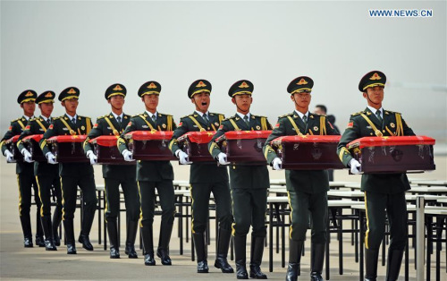 Soldiers of the Chinese People's Liberation Army carry coffins containing remains of soldiers of the Chinese People's Volunteers (CPV) killed in the 1950-53 Korean War, at the Taoxian International Airport in Shenyang, northeast China's Liaoning Province, March 31, 2016.  (Xinhua/Yang Qing)