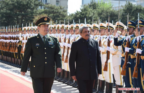 Chinese State Councilor and Defense Minister Chang Wanquan (L front) and Indian Defence Minister Manohar Parrikar inspect the guard of honour in Beijing, capital of China, April 18, 2016. (Photo: Xinhua/Zhang Ling)