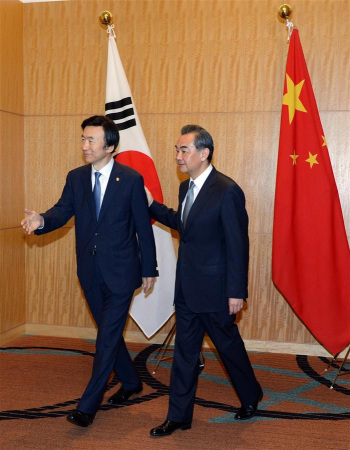 Chinese Foreign Minister Wang Yi (R) meets with his South Korean counterpart Yun Byung-se in Tokyo, Japan, Aug. 24, 2016. (Photo: Xinhua/Ma Ping)