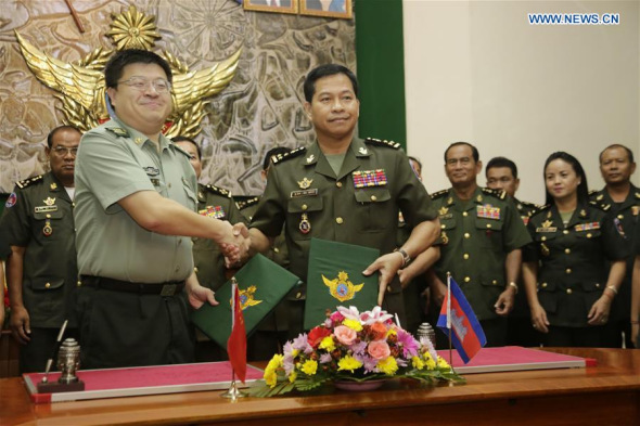 Li Ningya (L front), military attache of the Chinese Embassy to Cambodia, shakes hands with Phorn Nara (R front), director of the Cambodian Defense Ministry's telecommunications department in Phnom Penh, Cambodia, Sept. 21, 2016. (Photo: Xinhua/Phearum)