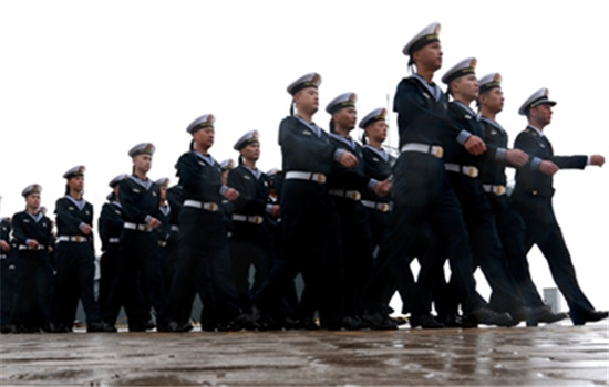 Members of CNS Liaoning's crew march along the dockside in Qingdao, Shandong province. (Zhang Zhihao/ China Daily)
